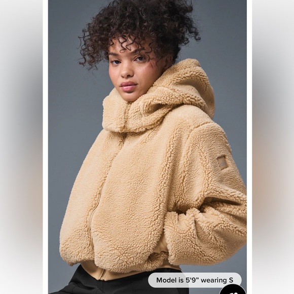 ALO Yoga women’s Beige Sherpa Hoodie Jacket - Picture 5 of 5